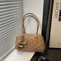 Khaki gesteppte Handtasche aus Leder mit eleganten Griffen und niedlichem Plüsch-Anhänger - Khaki
