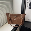 Borsa tote marrone maculata leopardata con finitura scamosciata e catene dorate - Marrone