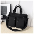 Detalle de bolso tote de nailon negro con bolsillos dobles con cremallera y bandolera - Negro