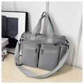 Detalle del bolso tote de nailon gris con bolsillos frontales y correa ajustable - Gris