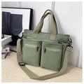 Detalle del bolso tote de nailon verde salvia con bolsillos con cremallera y asas de tela - Verde