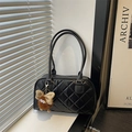 Sac à bandoulière noir matelassé à losanges avec un petit pendentif en peluche - Noir