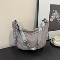 Borsa a tracolla a mezzaluna in nylon grigio con tracolla regolabile e texture a pieghe - Grigio