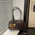 Sac cabas matelassé marron foncé avec surpiqûres losanges et breloque peluche design - Marron