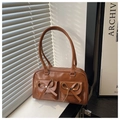 Dettaglio borsa a spalla marrone con doppie tasche frontali e nodi decorativi a fiocco - Marrone