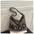 Dettaglio della borsa tote in tela grigio scuro con scritta MOOD e tracolla larga - Grigio