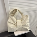Sac à épaule crème chic avec grand nœud décoratif et texture plissée souple - Blanc