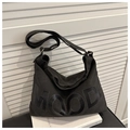 Dettaglio borsa hobo in tela nera con scritta MOOD e tracolla regolabile in tessuto - Nero