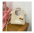 Detail van pluche beige tas met 3D-konijnenapplicatie en Cutie-borduurwerk - Wit
