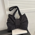 Minimalistische schwarze Nylon-Schleifentasche auf Büchern in sauberer Ästhetik - Schwarz