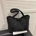 Schwarze gesteppte Daunen-Tragetasche mit breitem Schultergurt im minimalistischen Stil - Schwarz