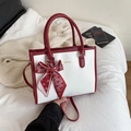 Borsa tote bicolore bianca e rossa con trama a serpente e sciarpa a fiocco con cuori - Rosso