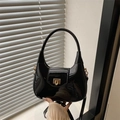 Bolso hobo minimalista de charol negro con hebilla dorada y diseño de media luna - Negro