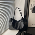 Bolso tote minimalista negro mate con doble costura y correas de hombro delgadas - Negro