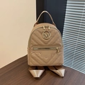 Mini zaino chic kaki trapuntato con cuciture a V e dettagli logo M in oro lucido - Cachi