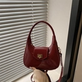 Bolso hobo creciente de charol rojo oscuro con hebilla dorada y acabado brillante - Rojo