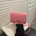Sac à bandoulière rose minimaliste avec gaufrage crocodile et boucle dorée - Rose