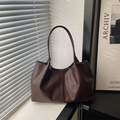 Bolso tote grande minimalista en cuero mate marrón oscuro para desplazamientos diarios - Marrón