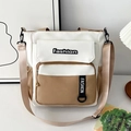 Détail du sac cabas avec poche à rabat et bandoulière en nylon réglable en gros plan - Kaki