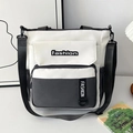 Détail du sac cabas en toile avec écusson mode et base contrastée en gris foncé - Gris