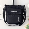 Détail du grand sac cabas en toile noire avec impression fashion et poche zippée - Noir