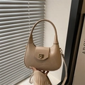 Bolso media luna de charol beige con cierre giratorio de metal y correa fina al hombro - Caqui