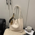 Borsa tote oversize bianco crema minimalista con sciarpa di seta decorativa sui manici - Bianco