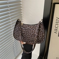 Französische Design-Unterarmtasche mit Leopardenmuster und goldener Hardware - Schwarz
