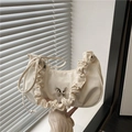Borsa beige a mezzaluna con design a balze e dettaglio a farfalla argentata - Bianco