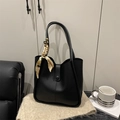 Minimalistische große schwarze Shopper-Tasche aus mattem Leder mit dekorativem Seidenschal - Schwarz