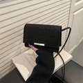Sac baguette noir effet crocodile avec boucle dorée élégante et bandoulière en cuir - Noir