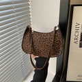 Schicke Unterarmtasche mit Leopardenmuster, goldenem Reißverschluss und Plüschtextur - Braun