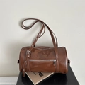 Détail du sac Boston en cuir ciré marron avec fermetures éclair et rivets argentés - Beige