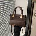 Braune Patchwork-Handtasche mit geflochtenem Griff und eleganten Goldakzenten - Braun