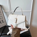 Sac à main blanc à texture croisée avec boucle en fer à cheval dorée élégante - Blanc