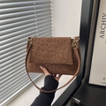 Sac bandoulière tendance en daim léopard avec chaîne dorée et fermeture à rabat - Marron