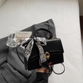Bolso bandolera de cuero negro clásico con pañuelo de seda y cierre de hebilla dorada - Negro