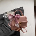 Bolso rosa con cierre de anillo dorado y asa decorada con pañuelo de seda con corazones - Rosa