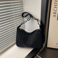 Grande borsa a tracolla morbida con stampa leopardata, tracolla regolabile e zip - Nero
