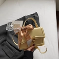 Elegante bolso cuadrado crema con pañuelo de seda naranja y cierre ovalado dorado - Amarillo