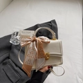 Bolso bandolera cuadrado blanco crema con pañuelo de seda y cierre de anillo dorado - Blanco
