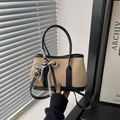 Borsa tote in camoscio beige con finiture in pelle nera e ciondolo con fiocco in pizzo - Cachi