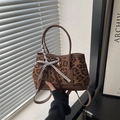 Elegante borsa a mano leopardata con finiture in pelle marrone e fiocco in pizzo - Leopardo Marrone