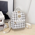 Detalle de una mini mochila blanca con patrón de monograma M y adornos dorados - Blanco