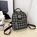 Detalle de textura de rombos y logotipo metálico dorado en mochila mini para mujer - Negro