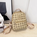 Detalle de mini mochila de cuero PU beige con acolchado de diamantes y logotipo M - Caqui