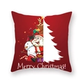 Détail d'une taie d'oreiller de Noël rouge avec imprimés festifs et texte Merry Christmas - Renne bonhomme de neige arbre (19XMAS16(31))