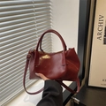 Burgunderrote Shopper-Tasche aus PU-Leder mit Wellenkante und Schultergurt - Rot