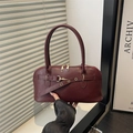 Klassische weinrote Muscheltasche aus Kunstleder mit Metallgürtel und Doppelreißverschluss - Rot