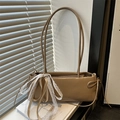 Dettaglio della borsa baguette kaki con fiocco in pizzo bianco e pelle liscia - Cachi